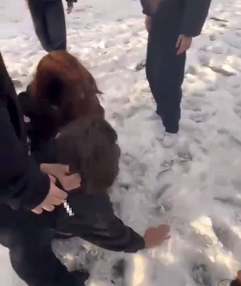 Kız grubundan kan donduran zorbalık Yol kesip, haraç istediler