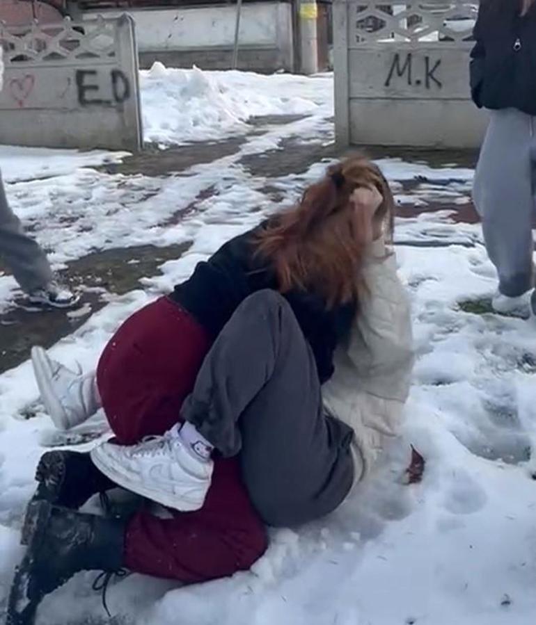 Kız grubundan kan donduran zorbalık Yol kesip, haraç istediler