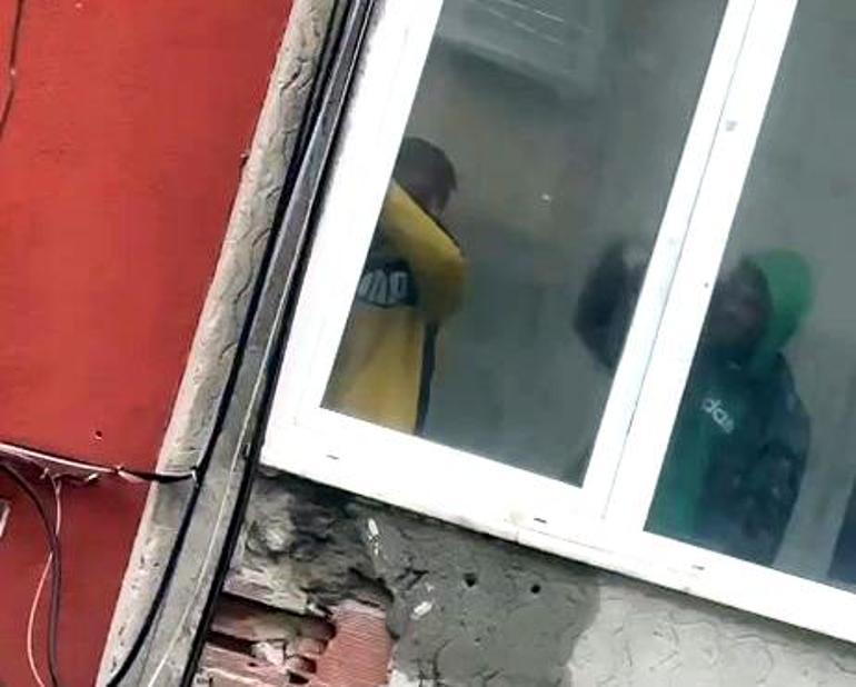 Esenyurt’ta pes dedirten görüntü Boşaltılan binanın kapı ve pencerelerini söküp götürdüler