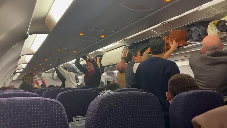 İstanbul yolunda uçakta ilginç an Kalkışı durdurdu, herkesten helallik istedi