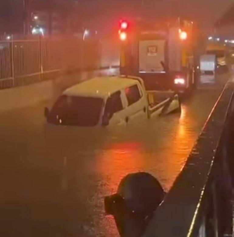 İzmirdeki selden acı haber: Suyla dolan alt geçitte mahsur kalan sürücü hayatını kaybetti