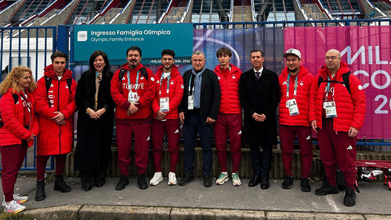 Bakan Bak, İtalyada Milli sporcuları ziyaret etti