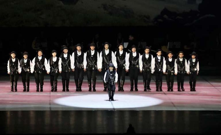 Cumhurbaşkanı Erdoğan sahnede onu izledi, Emine Erdoğan yanına çağırdı Talha’nın horonu geceye damga vurdu