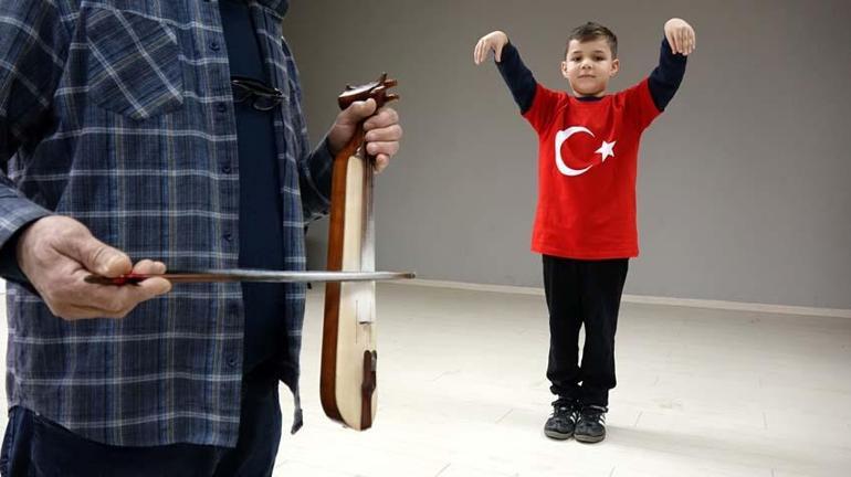 Cumhurbaşkanı Erdoğan sahnede onu izledi, Emine Erdoğan yanına çağırdı Talha’nın horonu geceye damga vurdu