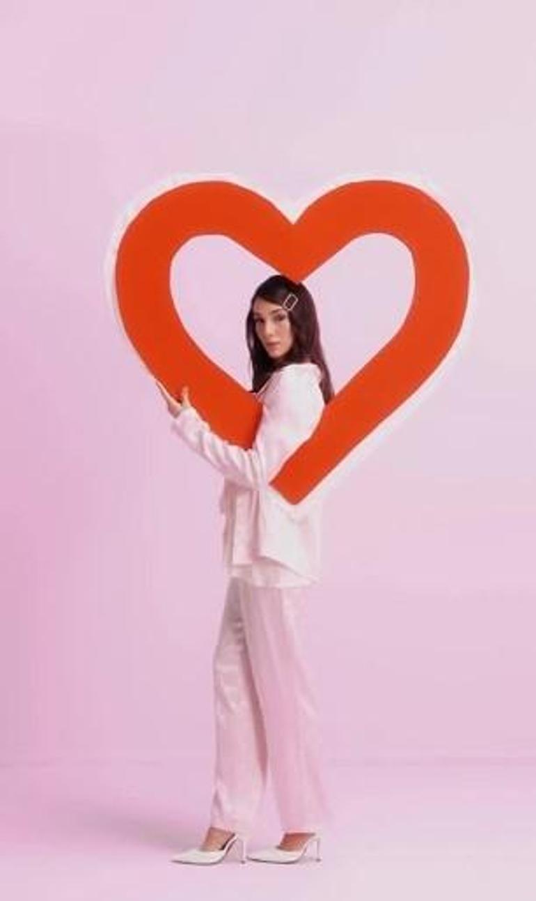 Zerrinden Sevgililer Günü pozu Hayranlarının kalbini fethetti