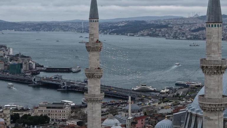 Ramazan-ı Şerifin müjdecisi mahyalar süslemeye başladı İşte bu senenin teması...