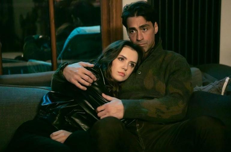 Arka Sokaklarda aşk nöbeti Kalpleri ısıtan sevgi dolu çift