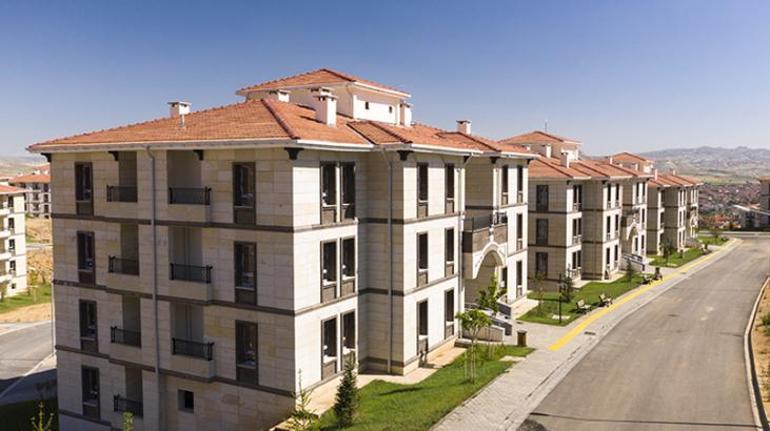 16 Şubat Pazartesi Eskişehir'de 6 bin 55, Karaman'da 1550,17 Şubat Salı Konya'da 15 bin 200, Sakarya'da 6 bin 633,18 Şubat Çarşamba Mersin'de 8 bin 190, Kırklareli'nde 2 bin 255,19 Şubat Perşembe Diyarbakır'da 12 bin 165,20 Şubat Cuma Adana'da 12 bin 400, Çanakkale'de 3 bin 276, Gaziantep'te 13 bin 890,21 Şubat Cumartesi Bursa'da 17 bin 225 konutun daha hak sahipleri belirlenecek.Böylece 16-22 Şubat 2026 haftasında 11 ilde toplam 98 bin 839 konutun daha kurası çekilecek.22 Şubat'ta kurası çekilen il sayısı 69'a, hak sahibi belirlenen konut sayısı ise 312 bin 290'a yükselecek.