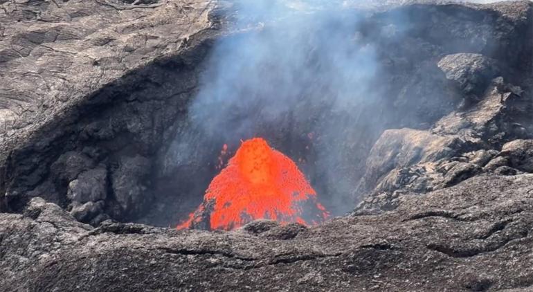 2 yılda 42 patlama! Klauea Yanardağı'nda lavlar 300 metreye yükseldi