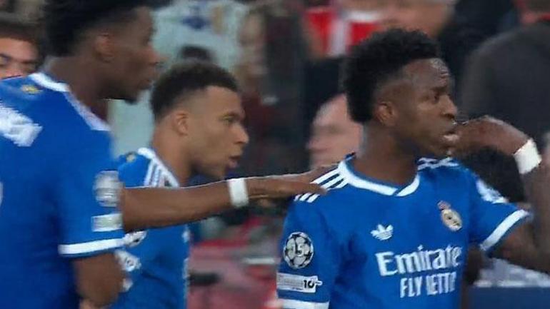 UEFA Şampiyonlar Liginde Viniciusa ırkçı saldırı Hakem maçı durdurdu