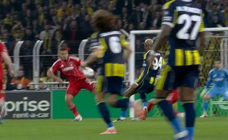 Fenerbahçe maçında kritik an Penaltı beklentisi sonrası Tedesco çılgına döndü