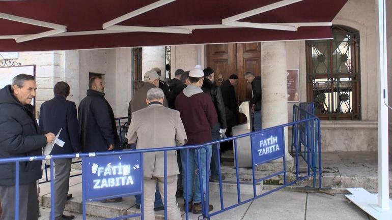 Ziyarete açılan Hırka-i Şerif'e yoğun ilgi: Muhteşem bir duygu