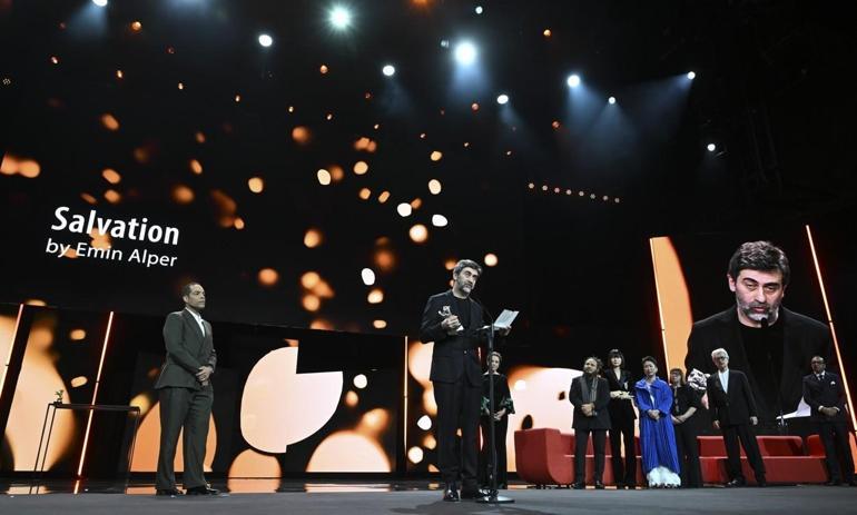 Berlin Film Festivaline Türk damgası İlker Çataka Sarı Zarflar filmi ile Altın Ayı ödülü