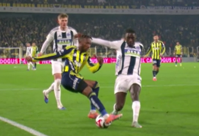 Fenerbahçe-Kasımpaşa maçının tartışmalı pozisyonlarını eski hakemler yorumladı Penaltı konusunda ikiye bölündüler