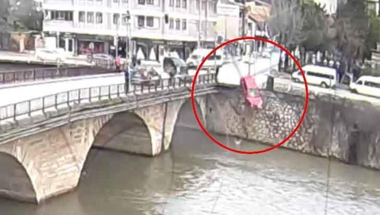 Amasyada korkunç kaza Anne ve kızı nehre uçtu: Ters dönen araçta kurtarma anı kamerada