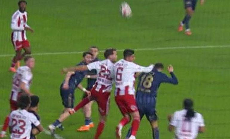 Antalyaspor-Fenerbahçe maçının tartışmalı pozisyonlarını eski hakemler yorumladı Tartışmasız bir penaltı kaçtı