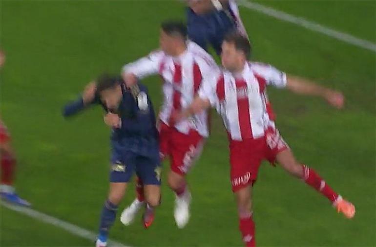 Antalyaspor-Fenerbahçe maçının tartışmalı pozisyonlarını eski hakemler yorumladı Tartışmasız bir penaltı kaçtı
