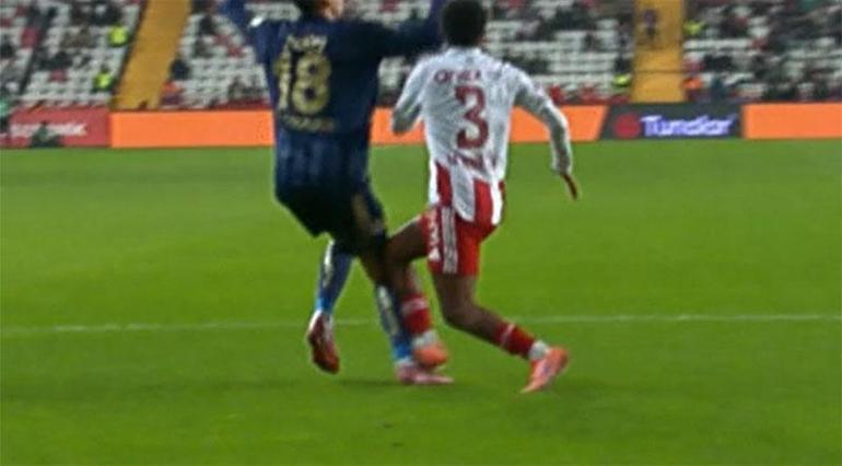 Antalyaspor-Fenerbahçe maçının tartışmalı pozisyonlarını eski hakemler yorumladı Tartışmasız bir penaltı kaçtı