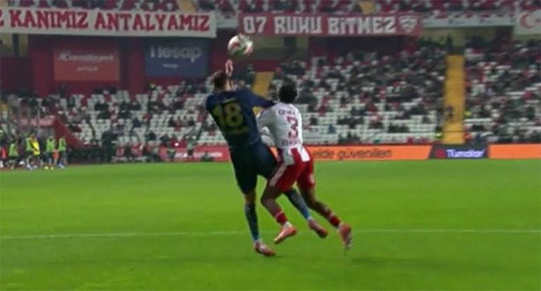 Antalyaspor-Fenerbahçe maçının tartışmalı pozisyonlarını eski hakemler yorumladı Tartışmasız bir penaltı kaçtı