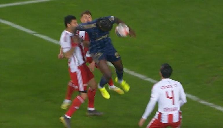 Antalyaspor-Fenerbahçe maçının tartışmalı pozisyonlarını eski hakemler yorumladı Tartışmasız bir penaltı kaçtı