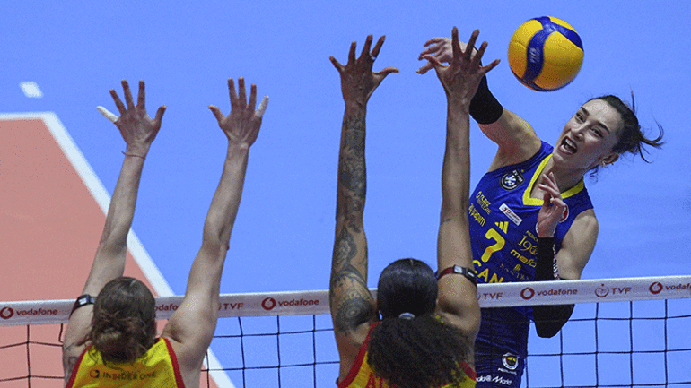 Fenerbahçe maçında Ataman Güneyligil ihraç edildi Çılgına döndü, ceketini fırlattı