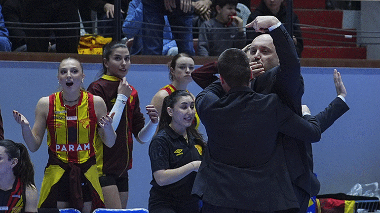 Fenerbahçe maçında Ataman Güneyligil ihraç edildi Çılgına döndü, ceketini fırlattı