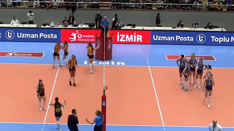 Fenerbahçe maçında Ataman Güneyligil ihraç edildi Çılgına döndü, ceketini fırlattı