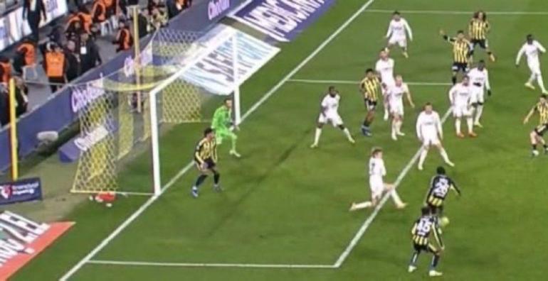 Fenerbahçe - Samsunspor maçının tartışmalı pozisyonlarını eski hakemler değerlendirdi Futbol böyle oynanmaz