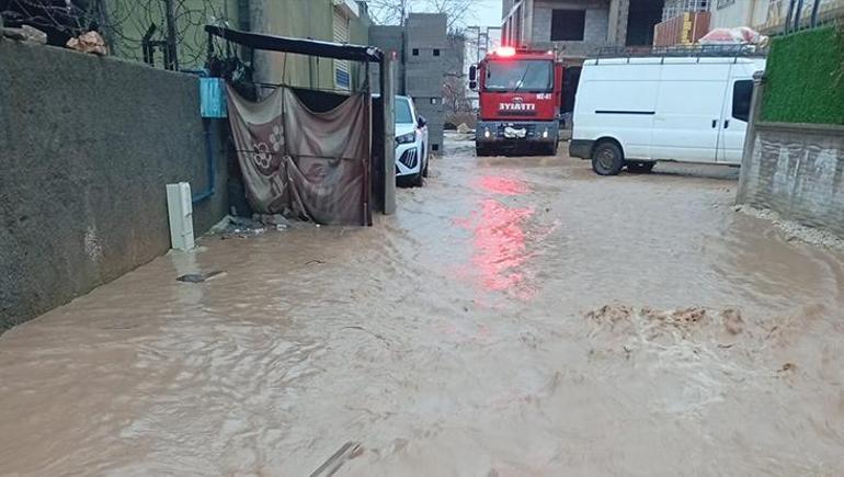 Mardinde şiddetli yağış felakete yol açtı Araçlar sürüklendi, hayvanlar telef oldu