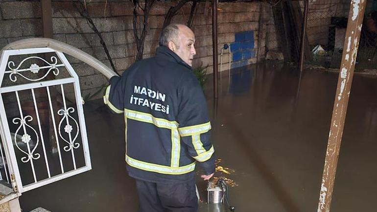 Mardinde şiddetli yağış felakete yol açtı Araçlar sürüklendi, hayvanlar telef oldu