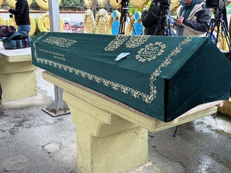 Erol Köse son yolculuğuna uğurlandı Cenazede dikkat çeken anlar