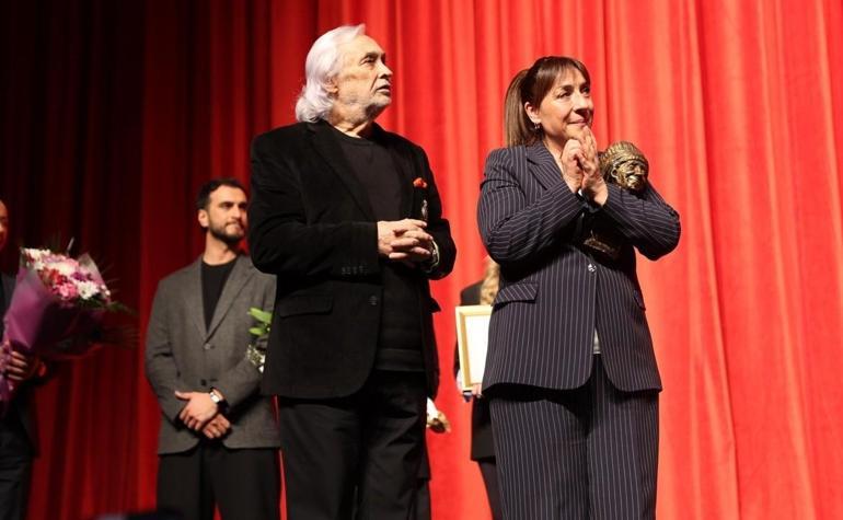 Binnur Kayaya İsmail Dümbüllü Ödülü Sahnede duygusal anlar