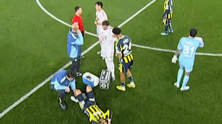 Fenerbahçede şok sakatlık Beşiktaş derbisine devam edemedi