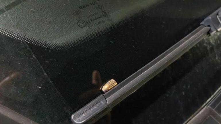 Bursada bir araca seyir halinde yorgun mermi isabet etti