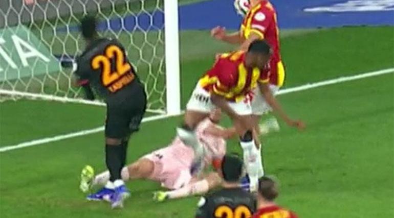 Göztepe-Galatasaray maçının tartışmalı pozisyonlarını eski hakemler değerlendirdi Asprillanın pozisyonunda ikiye bölündüler
