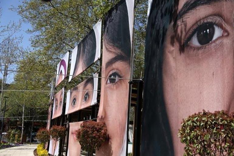 ABD-İsrail saldırısında yaşamını yitiren öğrencilerin fotoğrafları Tahran'daki Tecriş Meydanı'na asıldı.