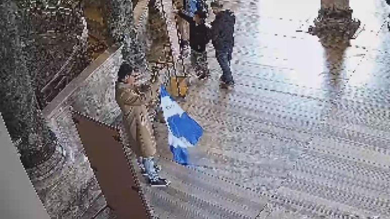 Ayasofyada bayrak provokasyonu 2 ş&uuml;pheli tutuklandı