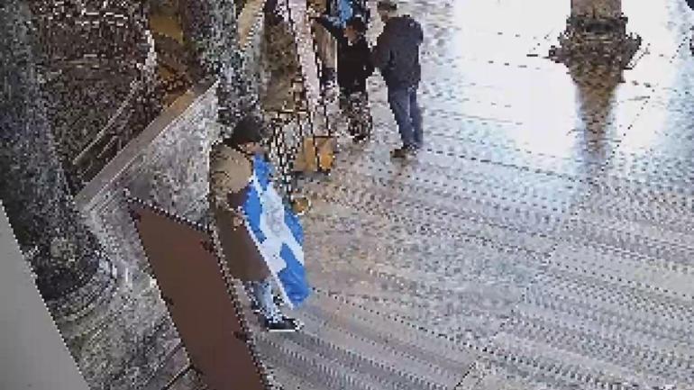 Ayasofyada bayrak provokasyonu 2 ş&uuml;pheli tutuklandı