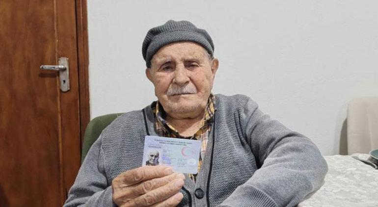 12 yıl önce eşini kaybetti, 5 kez torun torunu gördü 102lik Mustafa dedenin sırrı: Gelecekle ilgili konuşur