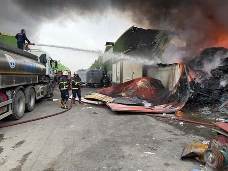 Adana’da geri dönüşüm tesisinde yangın Çok sayıda ekip sevk edildi