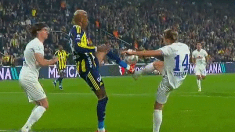 Fenerbahçe-Çaykur Rizespor maçında tartışmalı pozisyonlar VAR kararı dikkat çekti