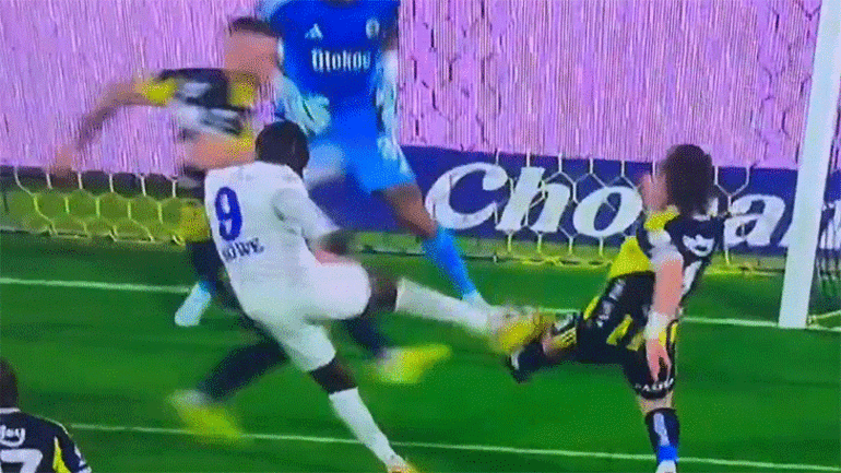 Eski hakemler Fenerbahçe-Rizespor maçının tartışmalı pozisyonlarını yorumladı Penaltı ve kırmızı kart kararlarına son nokta