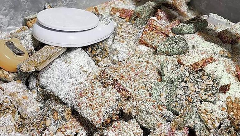 Hatay’da kötü kokunun geldiği evden kaçak lokum ve cezerye imalathanesi çıktı