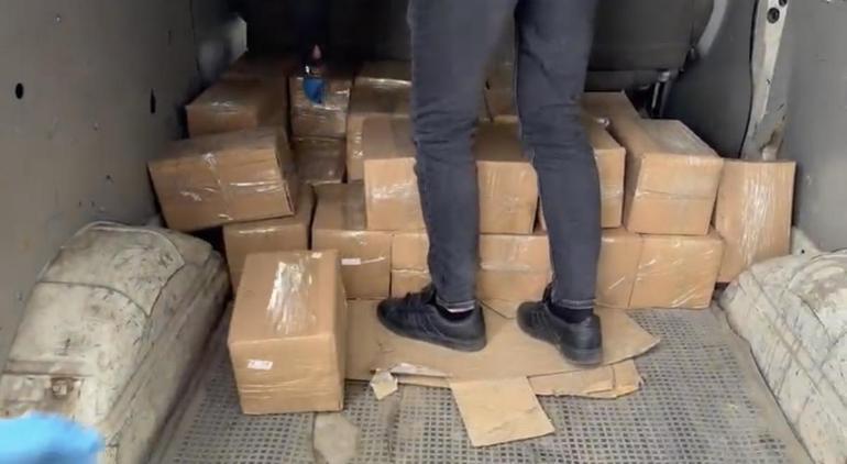 Koli koli silah İstanbulda durdurulan kamyonetten çıkanlar şoke etti