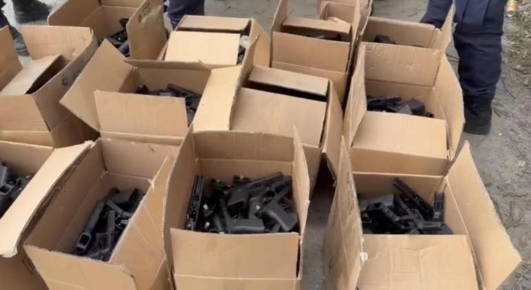 Koli koli silah İstanbulda durdurulan kamyonetten çıkanlar şoke etti