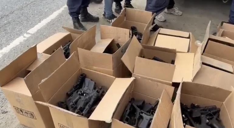 Koli koli silah İstanbulda durdurulan kamyonetten çıkanlar şoke etti