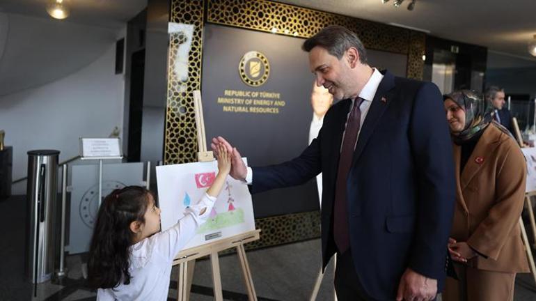 Bakan Bayraktar Enerji ve Madencilik resim yarışmasına katılan öğrencilerle buluştu