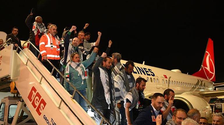 İsrailin alıkoyduğu 59 Küresel Sumud Filosu aktivistini taşıyan uçak İstanbula indi