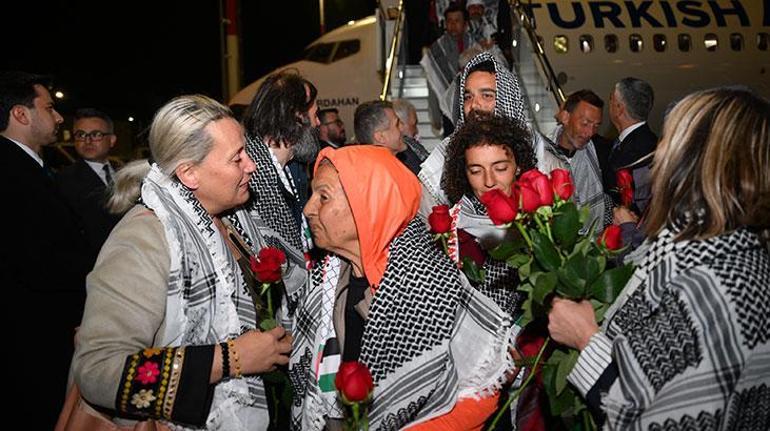 İsrailin alıkoyduğu 59 Küresel Sumud Filosu aktivistini taşıyan uçak İstanbula indi