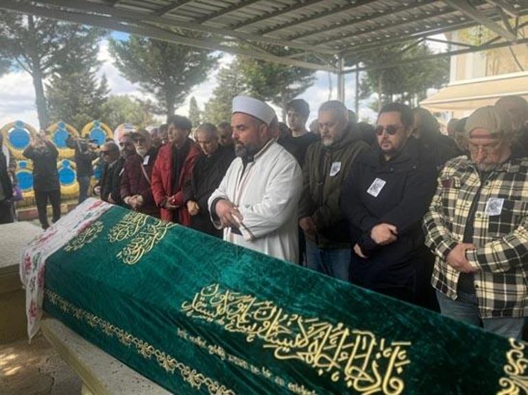 Sanatçı Tülay Özer, İstanbulda son yolculuğuna uğurlandı Kardeşi Zerrin Özer cenazede fenalaştı